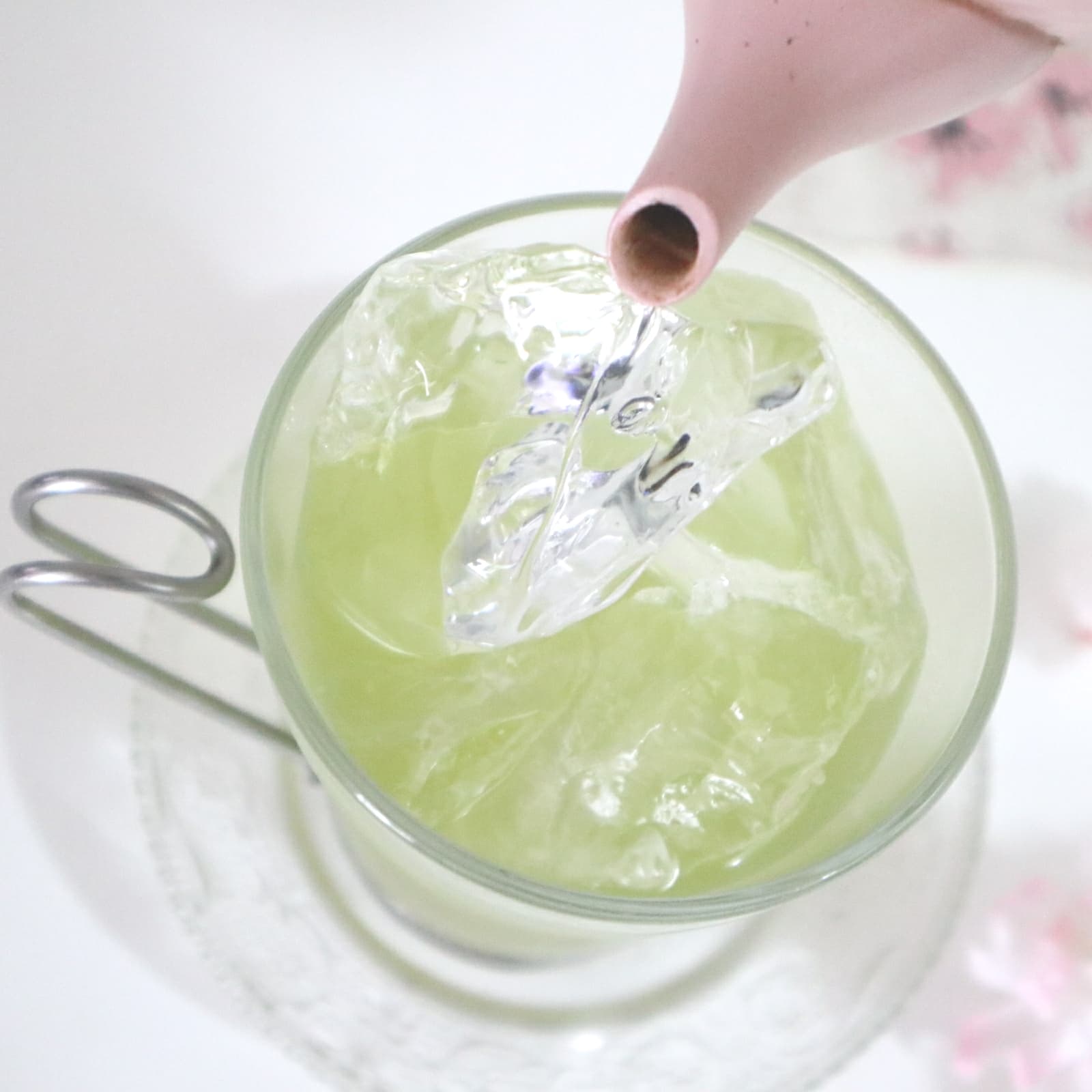 実物 ふた付きの水差しを飲む 自家製ジュース用2.2L水差し 温水と冷水 緑茶 レモネード ジュース 軽量用の透明なアイスティーピッチャー Generic